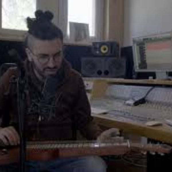 'Quand on n'a que l'amour' reprise acoustique de Jacques Brel